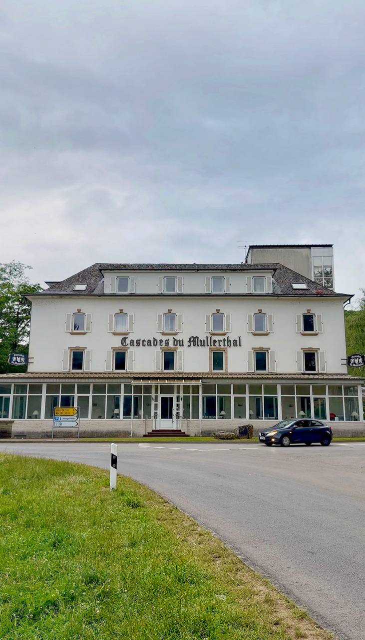 Коммуна Вальдбиллих купила отель Des Cascades в Мюллертале на аукционе в декабре 2023 года, но ремонт здания 1970-х годо